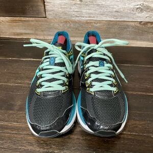 Asics GT-2000 4 running shoes in the black, pool blue, and flash yellow